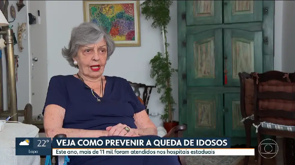 Uma senhora dando uma entrevista.