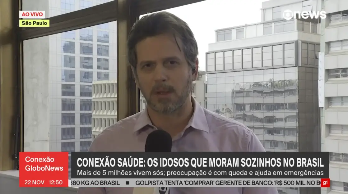 Um reporter dando uma reportagem.