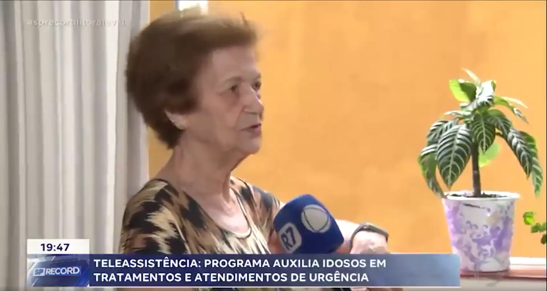 Uma senhora dando uma entrevista.