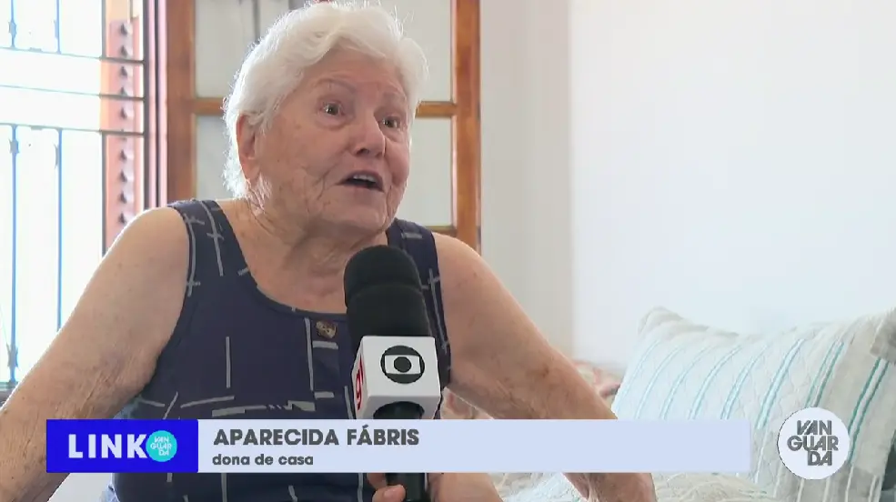 Uma senhora dando uma entrevista.