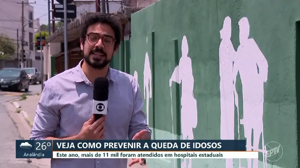 Um reporter dando uma reportagem.