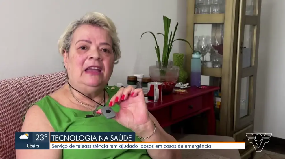 Uma senhora dando uma entrevista.